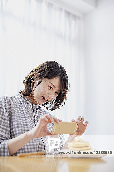Junge Japanerin isst Pfannkuchen