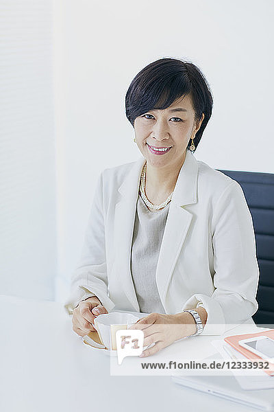 Japanische Senior-Geschäftsfrau im Büro