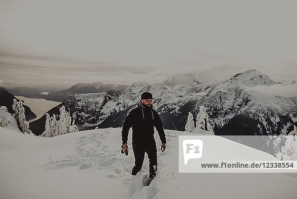 Mann im Tiefschnee auf einem Berg  Abbotsford  Kanada