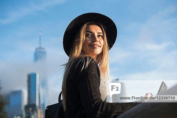 Porträt einer Frau mit Hut  die lächelnd wegschaut  New York  USA