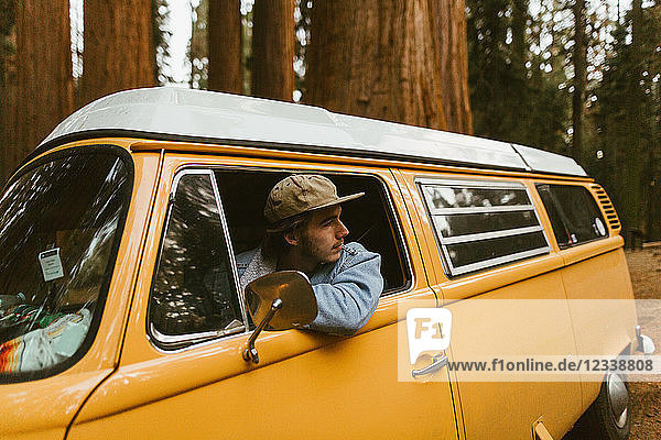 Mann fährt Wohnmobil  Sequoia-Nationalpark  Kalifornien  USA