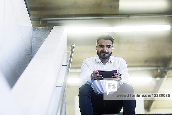 Junger Mann benutzt digitales Tablett im Büro