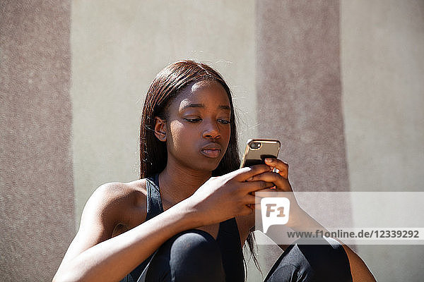 Junge Frau benutzt Mobiltelefon