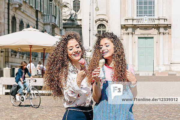 Mode-Blogger-Zwillinge essen Eiscreme  Mantua  Lombardei  Italien