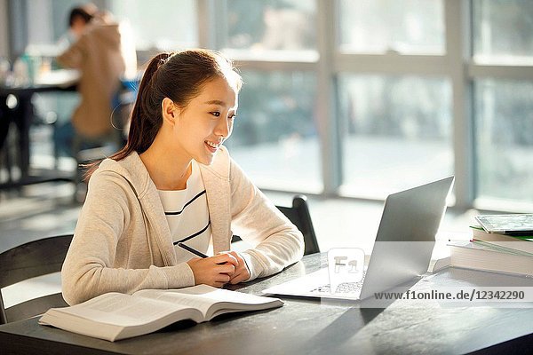 Young college students use computers in the classroom
