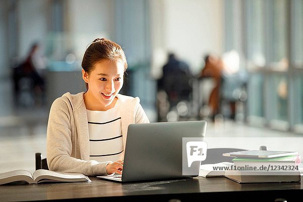 Young college students use computers in the classroom