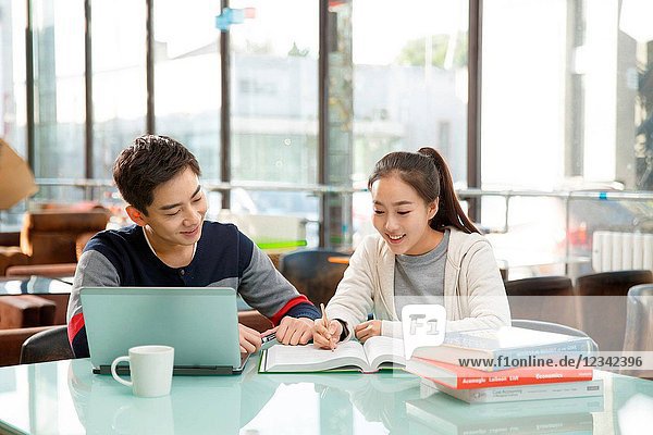 Young couples in the coffee shop to learn