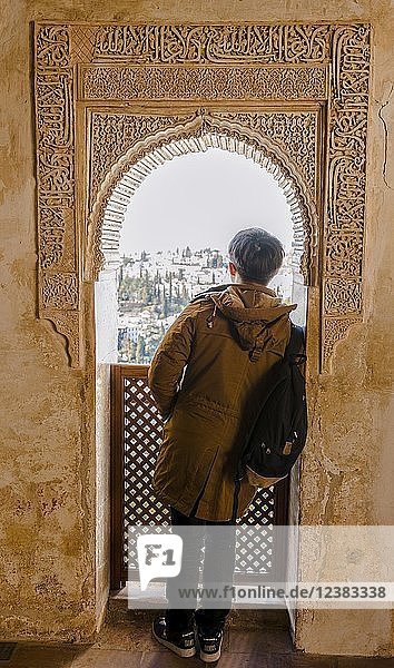 Blick durch einen Torbogen verziert mit Arabesken Maurische Ornamente Sommerpalast Generalife Palacio de Generalife Granada Andalusien Spanien Europa