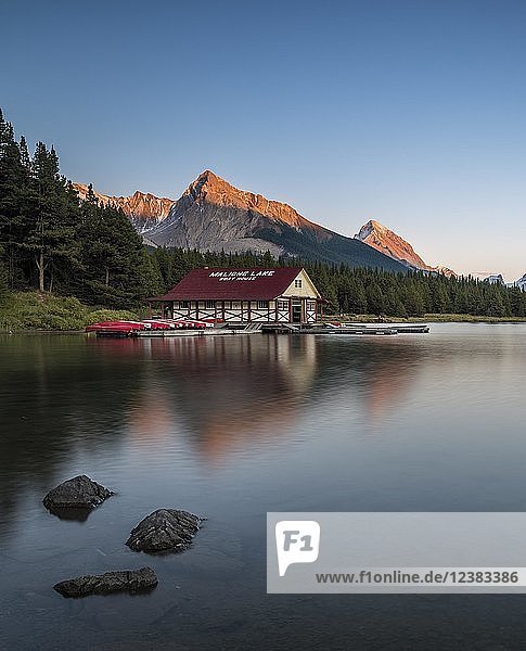 Bootshaus mit Kanus an den Ufern des Maligne Lake  Sonnenuntergang  Jasper National Park  Rocky Mountains  Alberta  Kanada  Nordamerika