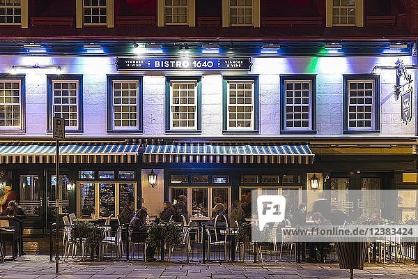 Street café  bistro in the evening in the historic old town of Québec  Québec Province  Canada  North America