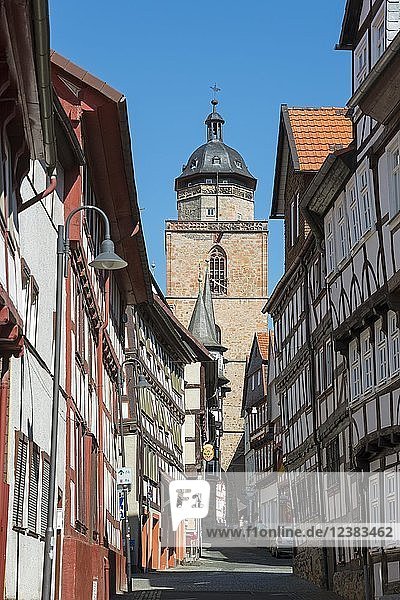 Enge Gasse zwischen Fachwerkhäusern und Walpurgiskirche  Altstadt  Alsfeld  Hessen  Deutschland  Europa