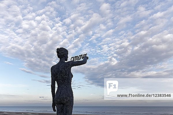 Frau schreibt französisches Wort Amour  Liebe  in den Himmel  Bronzeskulptur der belgischen Bildhauerin Linde Ergo  De Haan  Nordsee  Belgische Küste  Westflandern  Belgien  Europa