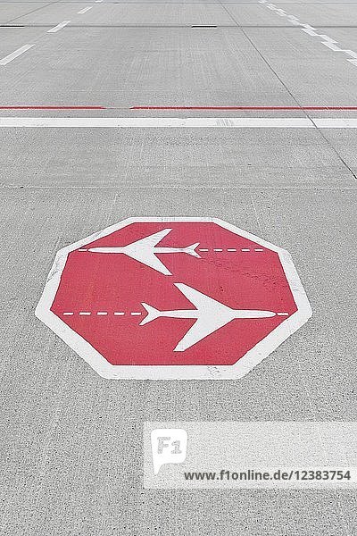 Stoppschild kreuzende Flugzeuge auf Rollweg Flughafen München Oberbayern Bayern Deutschland Europa