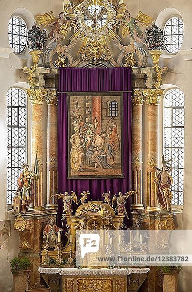 Restauriertes Fastentuch hängt in der Kirche über dem Altar  verhüllte bildliche Darstellungen während der Fastenzeit  Flintsbach  Bayern  Deutschland  Europa