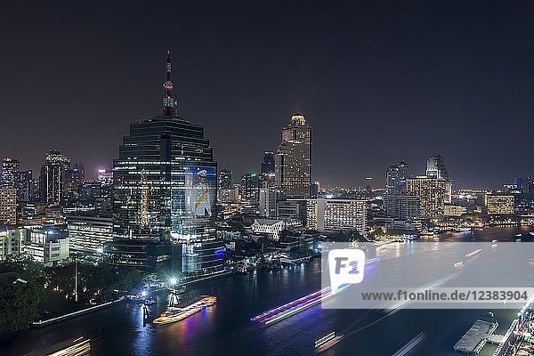 Stadtansicht von Bangkok bei Nacht  Blick auf Skyline und Fluss  Lebua State Tower  Bangkok  Thailand  Asien