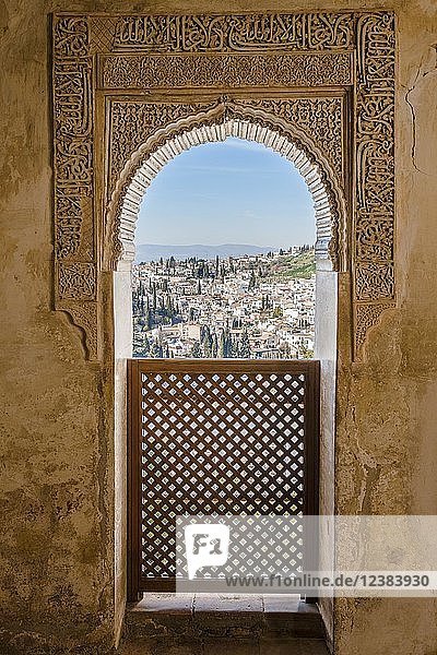 Blick durch einen mit Arabesken verzierten Torbogen  maurische Ornamente  Sommerpalast Generalife  Palacio de Generalife  Granada  Andalusien  Spanien  Europa