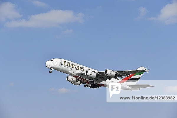 Emirates  Airbus  A380-800  mit ausgefahrenem Fahrwerk  Flughafen München  Oberbayern  Deutschland  Europa