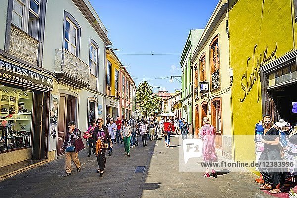 Belebte Gasse mit typischen bunten Häusern in der Fußgängerzone  Altstadt  San Cristóbal de La Laguna  Teneriffa  Kanarische Inseln  Kanarische Inseln  Spanien  Europa
