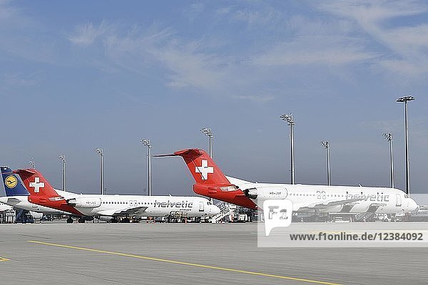 2x Helvetic Airways  Fokker  F100  Position  Vorfeld Ost  Flughafen München  Oberbayern  Deutschland  Europa
