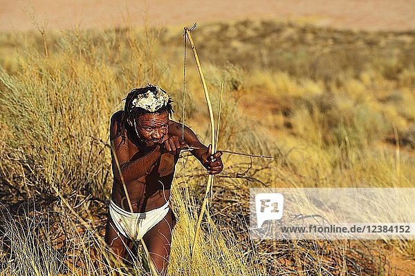 Buschmann vom Volk der San bei der Jagd  !Xaus Lodge  Kalahari oder Kglagadi Transfrontier Park  Nordkap  Südafrika  Afrika