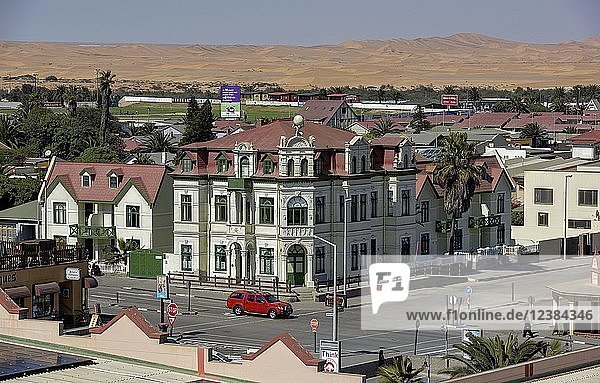 Hohenzollernhaus von 1906 Neobarock im Hintergrund Dünen der Namib-Wüste Swakopmund Region Erongo Namibia Afrika