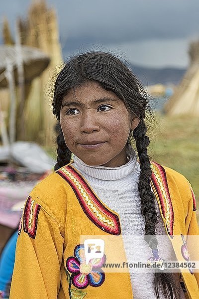 Eingeborenes Mädchen  Porträt  Stamm der Urus  Titicacasee  Region Puno  Peru  Südamerika