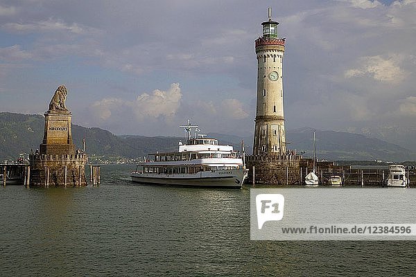 Hafen mit Löwenstatue und Leuchtturm  Lindau  Bodensee  Deutschland  Europa