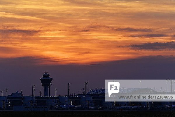 Tower und Terminal 2 im Sonnenuntergang Flughafen München Oberbayern Bayern Deutschland Europa