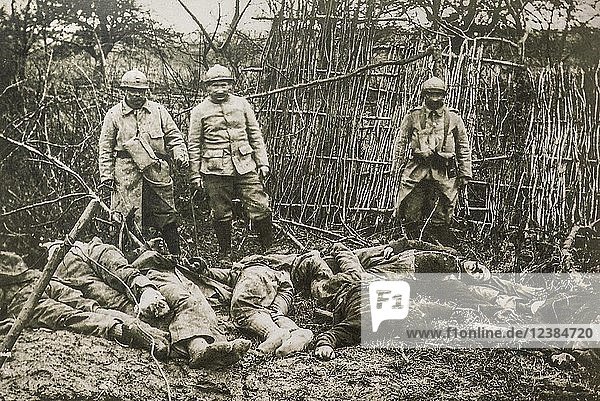 Französische Soldaten posieren vor getöteten deutschen Soldaten  Erster Weltkrieg