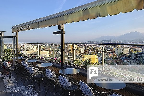 Dachterrasse der Piano Bar Observator  Blick auf das Stadtzentrum  Tirana  Albanien  Europa