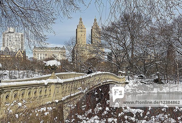 Bow Bridge mit San Remo Gebäude im Central Park  New York City  USA  Nordamerika