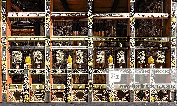 Gebetsmühlen und Wandmalerei in Klosterfestung Trongsa Dzong Trongsa Himalaja-Region Bhutan Asien