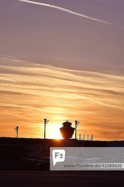 Lufthansa Airbus A350-900 mit Tower und Terminal 2 im Sonnenuntergang Flughafen München Oberbayern Bayern Deutschland Europa