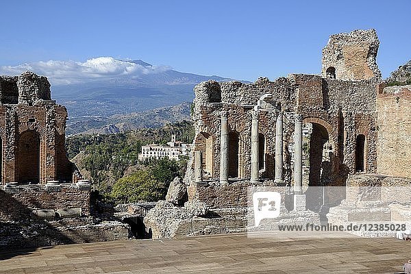 Teatro Greco aus dem 3. Jahrhundert n. Chr. mit Blick auf den Vulkan Ätna griechisches Theater Taormina Provinz Messina Sizilien Italien Europa