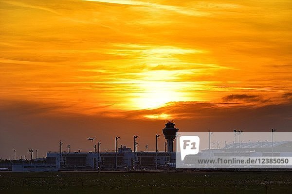 Tower und Terminal 2 bei Sonnenuntergang Flughafen München Oberbayern Bayern Deutschland Europa