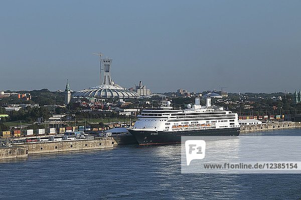 Kreuzfahrtschiff Rotterdam mit Olympiastadion dahinter  Alter Hafen  Montreal  Provinz Quebec  Kanada  Nordamerika