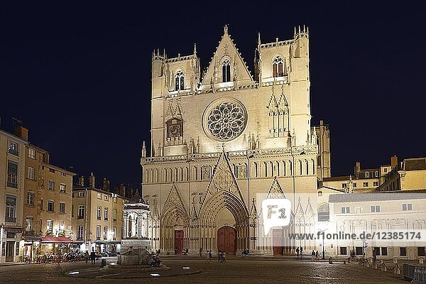 Kathedrale Saint-Jean-Baptiste  Nachtansicht  Lyon  Auvergne-Rhône-Alpes  Frankreich  Europa