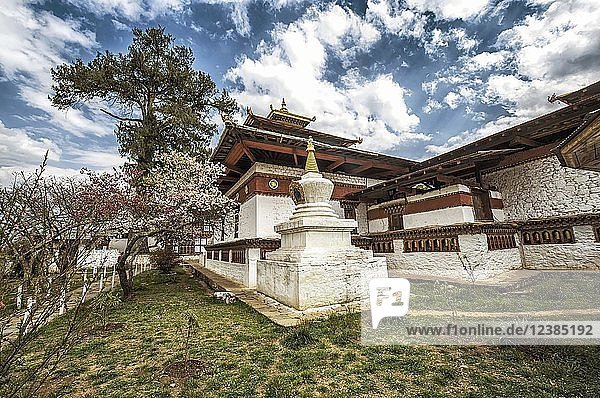 Buddhistischer Tempel Kyichu Lhakhang im Frühling  Paro  Bezirk Paro  Himalaya-Region  Bhutan  Asien