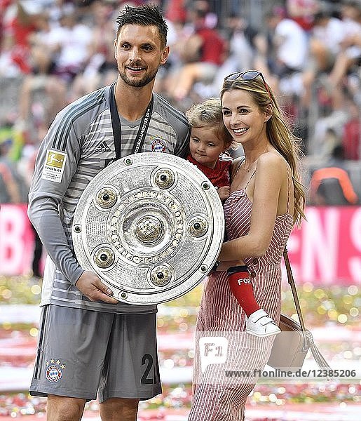 Torwart Sven Ulreich FC Bayern München mit seiner Frau Lisa  Tochter Malia und Meisterschale  Allianz Arena  München  Bayern  Deutschland  Europa