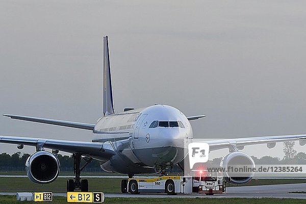 Lufthansa Airbus A340-600 mit Push Back Truck Abenddämmerung Flughafen München Oberbayern Bayern Deutschland Europa