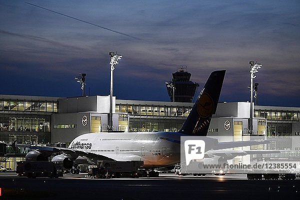 Lufthansa  Airbus  A380-800 mit Push Back Truck vor Terminal 2  Abenddämmerung  Flughafen München  Oberbayern  Bayern  Deutschland  Europa