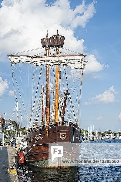 Traditionelles Segelboot im Hafen  Travemünde  Ostsee  Schleswig-Holstein  Deutschland  Europa