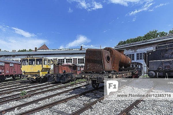 Verschiedene Lokomotiven und ein rostiger Rumpf einer Dampflokomotive vor einem Ringlokschuppen  Bayerisches Eisenbahnmuseum Nördlingen  Nördlingen  Bayern  Deutschland  Europa