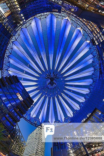 Beleuchtete Kuppel  Dach des Sony-Centers  Potsdamer Platz  Berlin-Mitte  Berlin  Deutschland  Europa