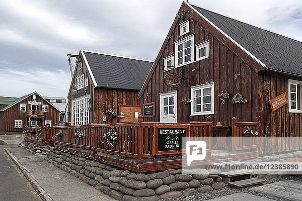Alte Holzhäuser  Restaurant im Hafen von Husavik  Nordisland  Island  Europa