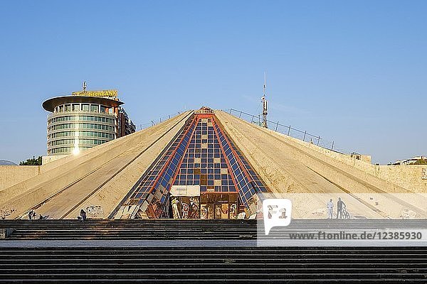 Die Pyramide  ehemaliges Mausoleum  heute Kultur- und KonferenzzentrumTirana  Tiranë  Albanien  Europa