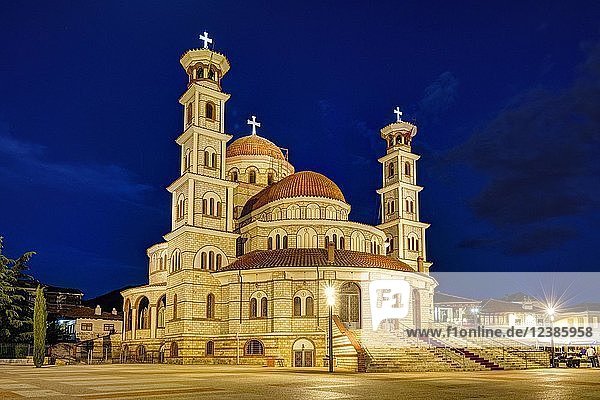 Beleuchtete orthodoxe Auferstehungskathedrale  bei Nacht  Korca  Korça  Albanien  Europa