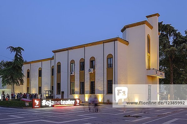 Nationaltheater in der Abenddämmerung  Stadtzentrum  Tirana  Albanien  Europa
