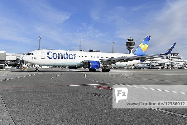 Condor  Boeing  B737  rollt vor dem Terminal 1  Flughafen München  Oberbayern  Bayern  Deutschland  Europa