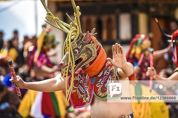 Tänzer beim Maskentanz religiöses Tsechu Klosterfest Gasa Tshechu Festival Gasa Distrikt Himalaya-Region Königreich Bhutan